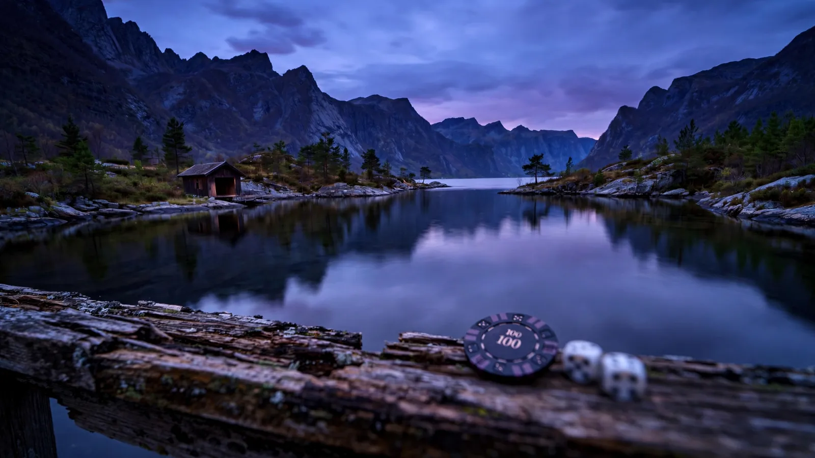 Stille norsk fjord ved skumring med en casinobrikke og terninger i forgrunnen